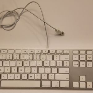Apple A1243 Wired Full Size Keyboard w/ Numeric Key Pad USB 2.0 Mac, 2 USB Ports